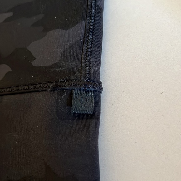 Lulu Lemon Power Pivot Tank Top Black Camo High Neck Deep V Size Medium - Picture 7 of 7